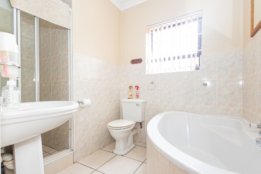3 Bedroom Property for Sale in Uitzicht Western Cape